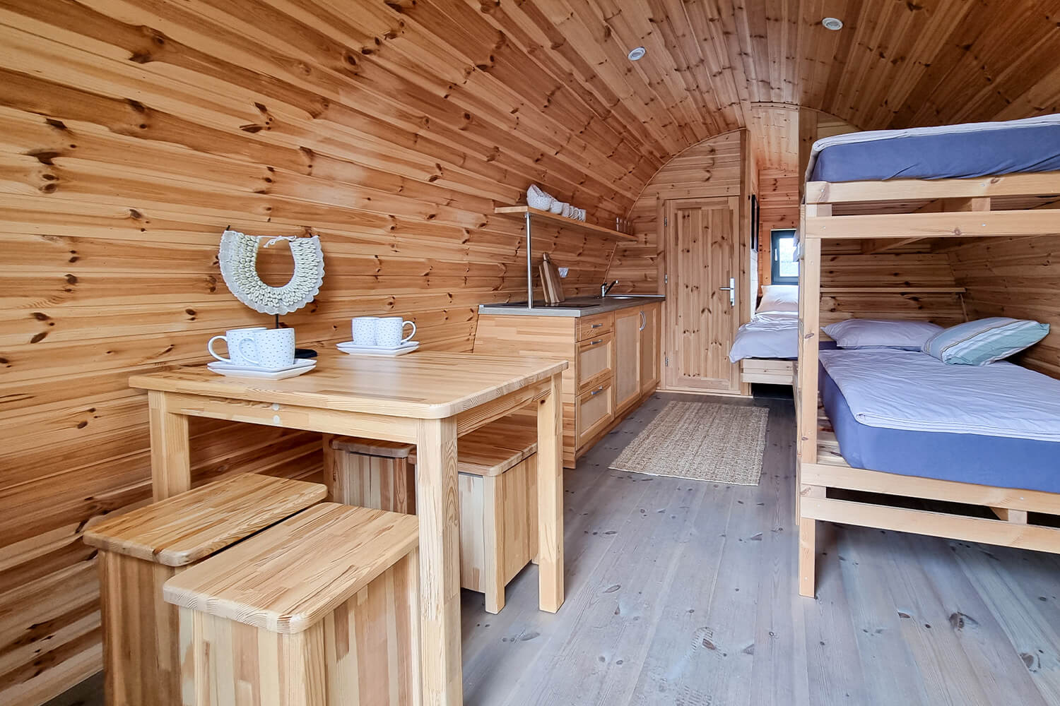 Ticra Outdoor Camping Pod comfort 660cm geïsoleerde trekkershut accommodatie grenen woonkamer